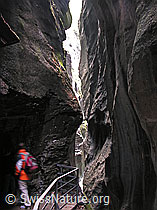 F035147: Fussgängersteg in Aareschlucht