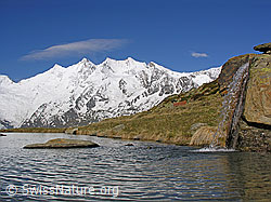 F035709: Mischabelgruppe und Bergsee mit Wasserfall