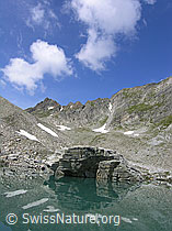 F037320: Mättitalsee: Spiegelung eines Felsblocks im Bergsee