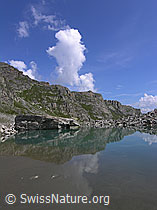F037346: Felsblock und Grat spiegeln sich im Mättitalsee, Binntal