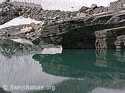 F037450: Grosser Felsblock mit Spiegelung im Mättitalsee