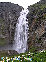 F038339: Engstligenfall: Wasserfall stürzt über hohe Felswand