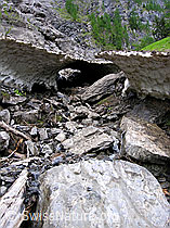 F038359: Bachbett mit Schneebrücke