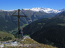 F039246: Wanderer bei Gipfelkreuz