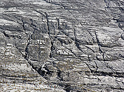 F040013: Zerfurchter Fels