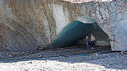 Foto: Menschen am Gletschertor