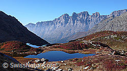F043360: Herbstbild Berge und See