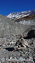 F043577: Bergwelt mit Eiswänden und Steinmann am Langgletscher