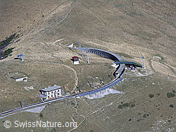 F043911: Bahnstaton Jaman und Galerie mit Kurve