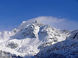 F044446: Verschneiter Berg mit Wolkenfahne