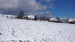 F045801: Wolkenstimmung über Bauernhaus