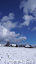 F045804: Bauernhäuser, Schnee und Wolken