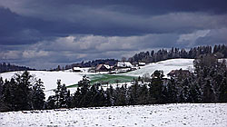 F045822: Wolkenstimmung über Winterlandschaft im Emmental