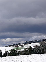 F045848: Bauernhöfe und dunkle Wolkendecke