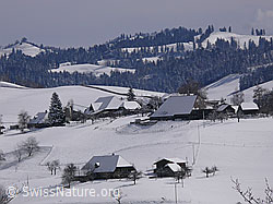 F045854: Emmentaler Bauernhöfe in Winterlandschaft