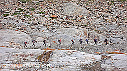 F050326: Gruppe Alpinisten unterwegs auf Bergweg