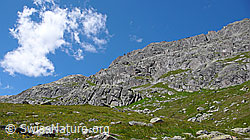 F050378: Felswand und Quellwolke