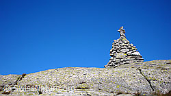 F051421: Felsgrat mit Steinmann