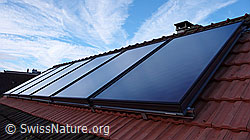 F053780: Sonnenkollektoren auf Hausdach