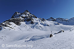 F055617: Ofenhorn und eingeschneite Alphütte