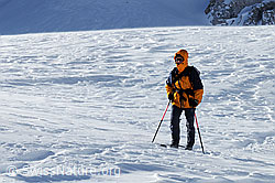 F055628: Schneeschuhläuferin im Föhnsturm