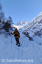 F055690: Schneeschuhläuferin beim Queren eines Lawinenkegels