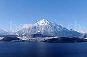 F055727: Bergpyramide Niesen und blauer See