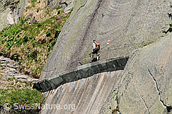 F058294: Wanderer auf gesichertem Bergweg