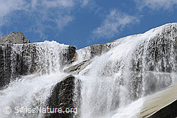 F058342: Breiter Wasserfall über gestufte Felsen