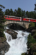 F059056: Eisenbahnbrücke über Wasserfall