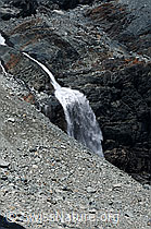 F060505: Wasserfall in karger Landschaft