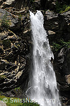 F060562: Wasserfall im Fels