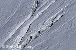 F062419: Zugeschneite Querspalten im Rappegletscher