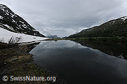 F068769: Regenwolken über Bergsee
