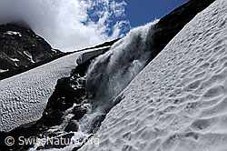 F068871: Wasserfall im Schnee