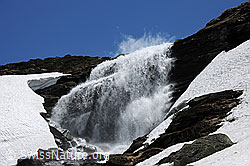 F068921: Wasserfall und Schneereste