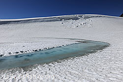 F069155: Hellblaues Wasser auf Eisdecke