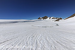 F069166: Wächte und gefrorener Bergsee