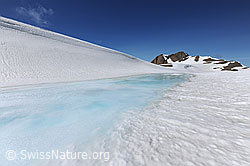 F069183: Schneebedeckte Hochebene und hellblaues Wasser
