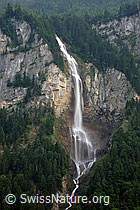 F069394: Wasserfall über hohe Felswand