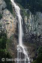 F069407: Hoher Wasserfall über Felswand