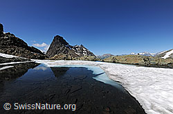 F070033: Auftauender Bergsee mit Spiegelung