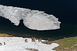 F070039: Eisscholle im See und Wanderer am Ufer