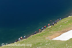 F070042: Wandergruppe am Bergsee