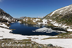 F070050: Dunkelblauer Bergsee mit Eisscholle