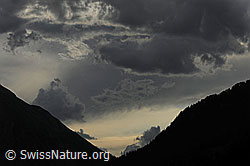F070462: Bedrohliche, dunkle Wolken über einem Taleinschnitt