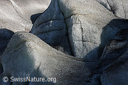F070525: Formen im Gletschereis mit Licht und Schatten.
