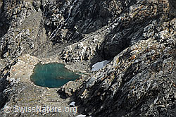 F071135: Kleiner Bergsee in felsiger Umgebung