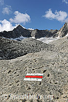 F071658: Markierung Bergweg an Felsplatte