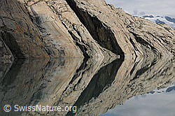 F071680: Spiegelung von Felsformationen im Gruebensee